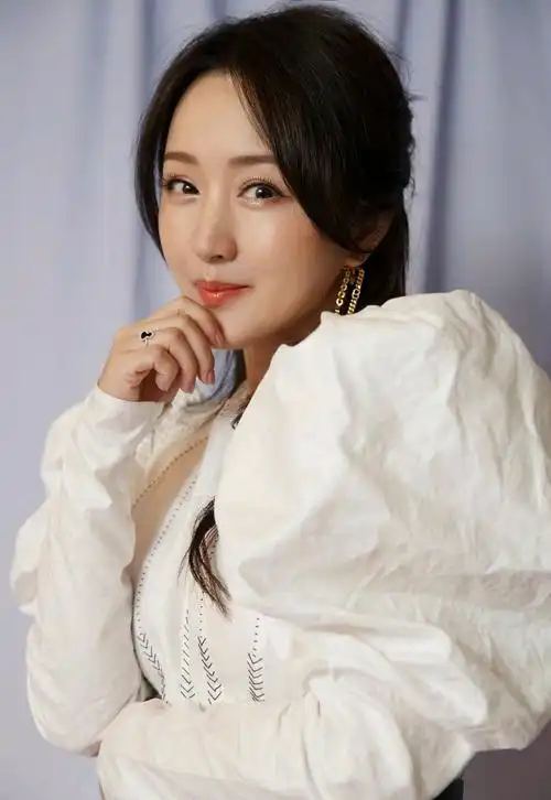 又被杨钰莹美到了身穿白色泡泡袖连衣裙时髦减龄这状态像20岁