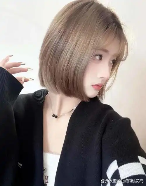 搭配一个漫画刘海修饰脸型,适合小圆脸鹅蛋脸菱形脸长脸型的女生,不烫