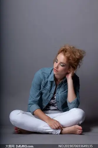 盘腿坐的卷发美女内景摄影高清原片_大图网图片素材