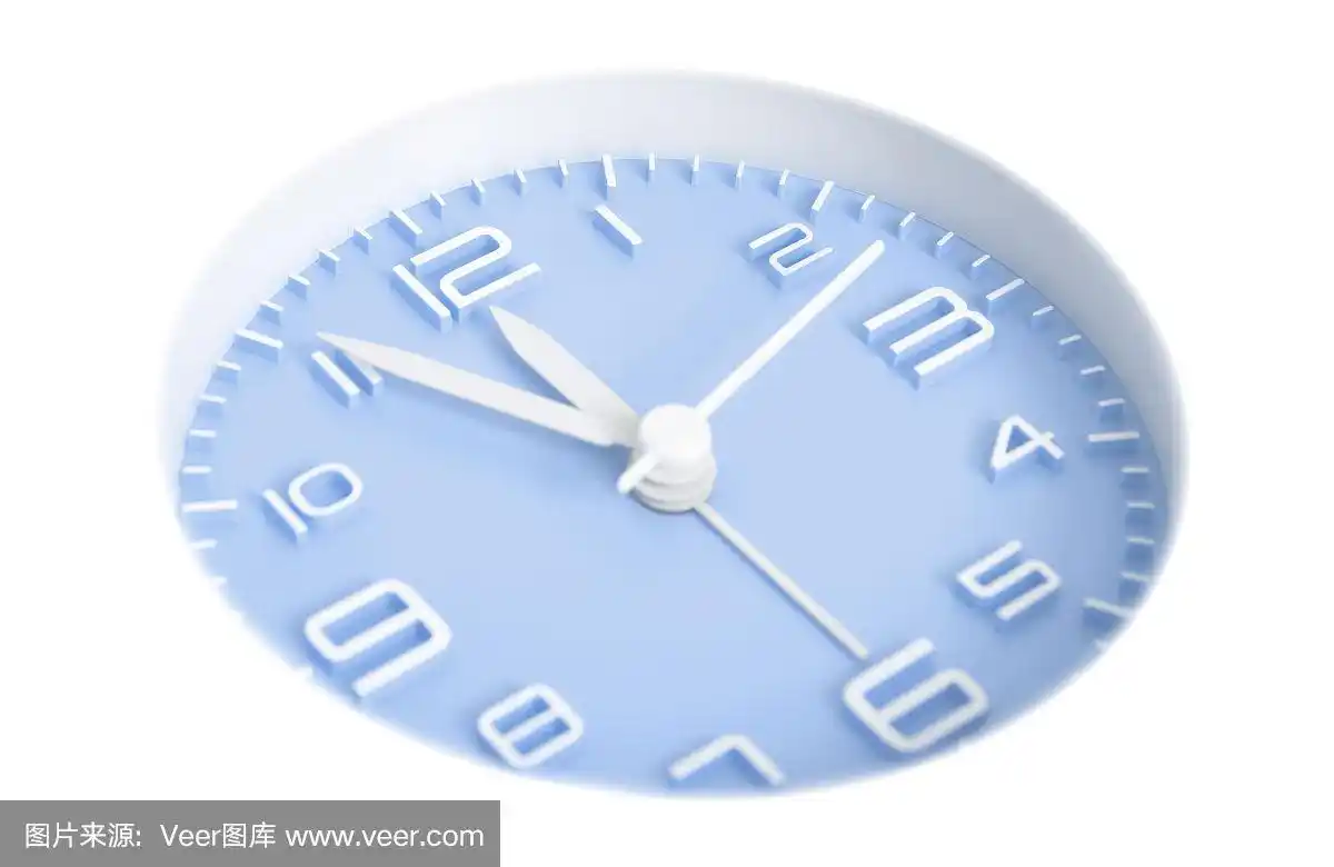 狭窄的焦点时钟时间5到12点或上午11点55分,蓝色时钟面,白色背景