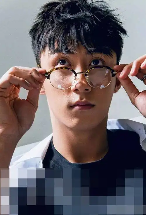 男生戴眼镜适合中分发吗 帅酷有型的男生短头发打造