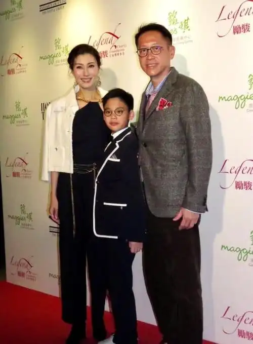 李嘉欣8岁儿子正脸曝光 五官与爸爸许晋亨超像