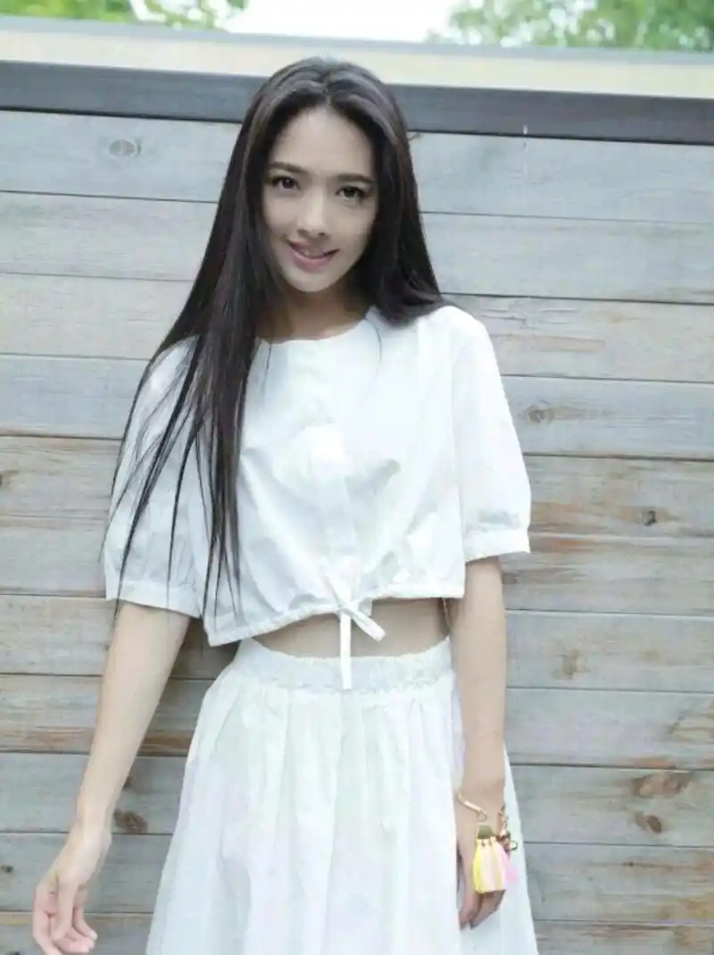 前段时间郭碧婷旧照曝光,照片中的郭碧婷留着短发,身穿衬