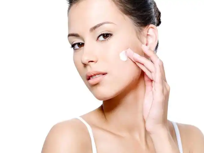 白底女人抹化妆品涂化妆品脸部护肤美白美容面部清洁脸部