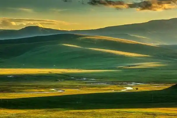 美丽景色呼伦贝尔大草原,蓝天白云骏马奔驰,景色怡人,美不胜收