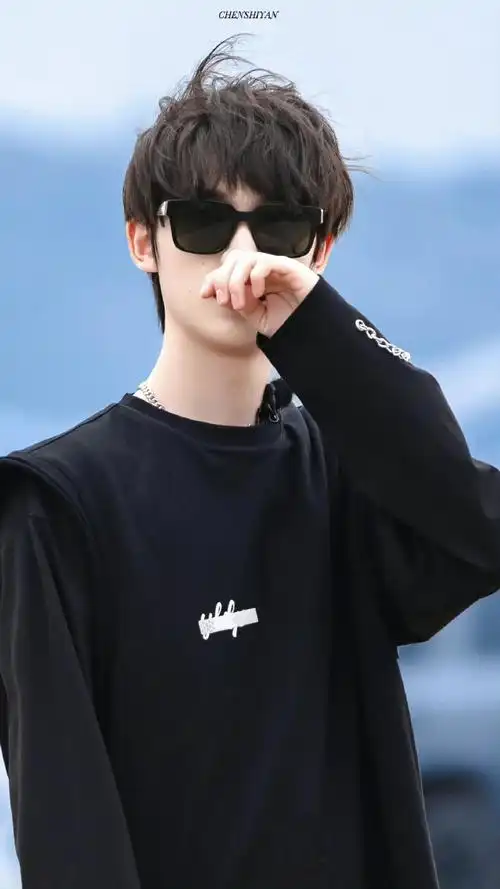 丁程鑫花少发带墨镜全黑造型