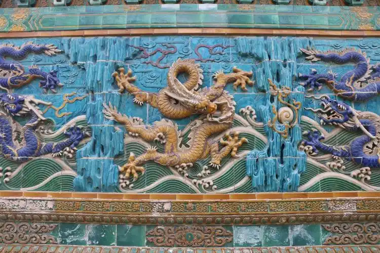 北京北海公园九龙壁上的盘龙和降龙 (北海公园供图)