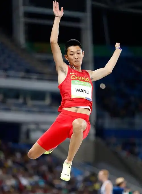 约大牌梦想藏在心里努力落在脚下专访亚洲首位世锦赛跳远冠军王嘉男