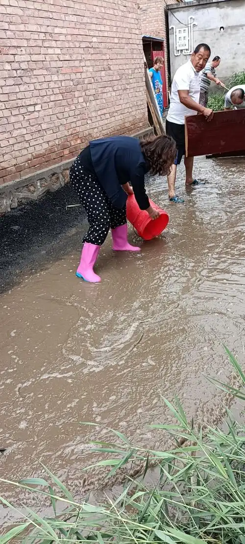 西环社区干部与居民及时清理雨后积水