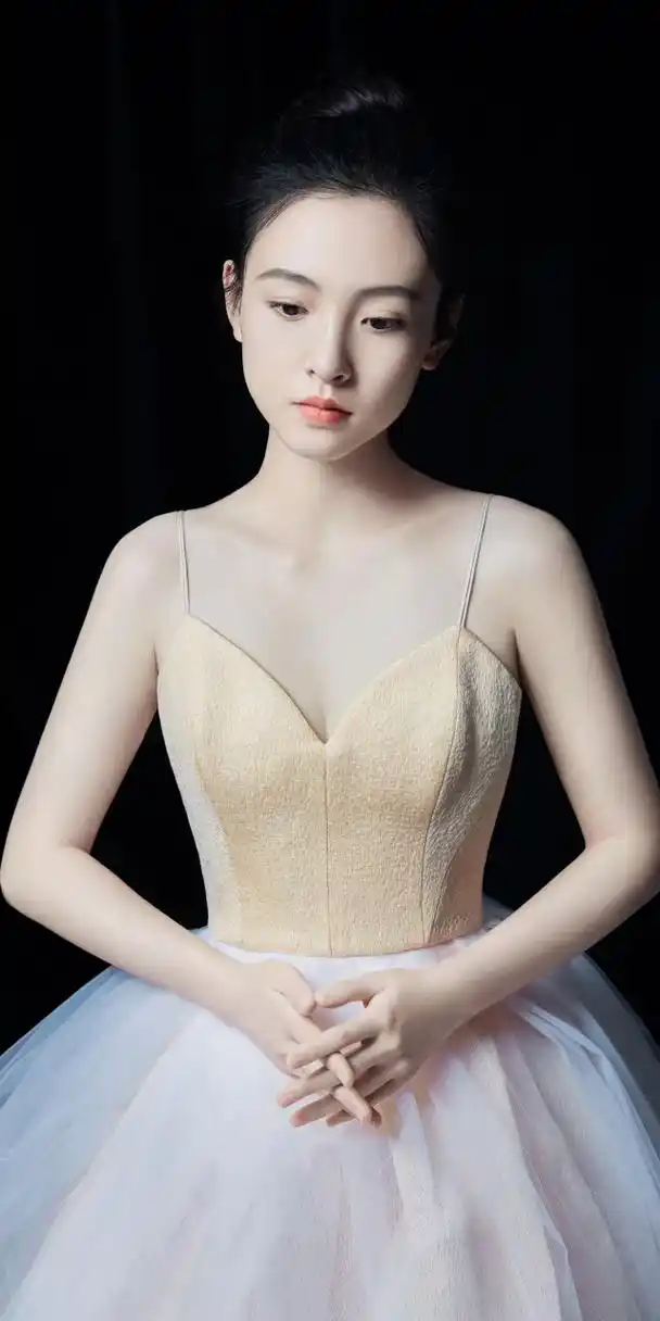 吴倩穿裙子很少女,无奈眼神没有一点灵气 当了宝妈后状态确实不如从前