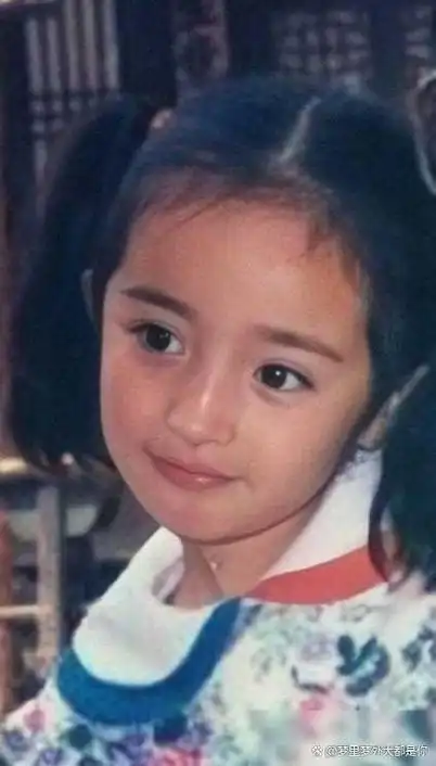 17岁杨幂被49岁成龙搂在怀里举止亲密网友整没整容一目