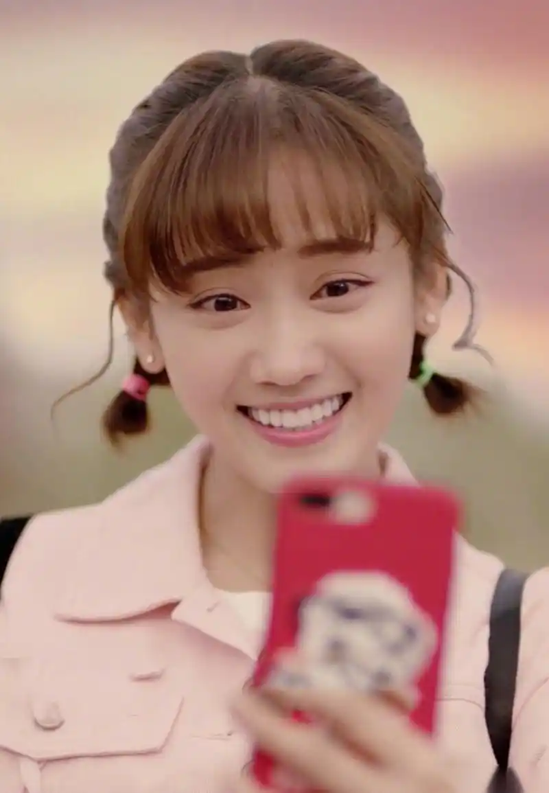 在《我的莫格利男孩》中,郑湫泓饰演的可爱吃货储时,简直把各种发型