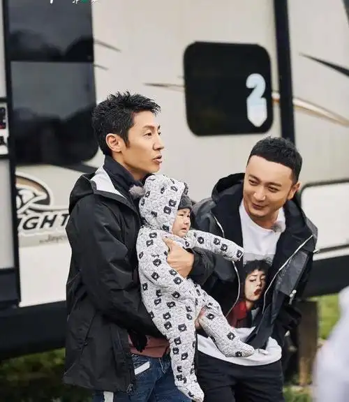 撒贝宁混血龙凤胎罕见现身,女儿一条裙上千块,儿子抱着太娇气!