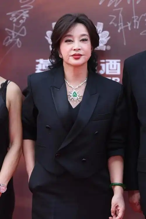 70岁刘晓庆近照惊艳网友年轻漂亮不老女神