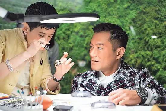 吴君如古天乐现身艺术展 望游汝拉山谷