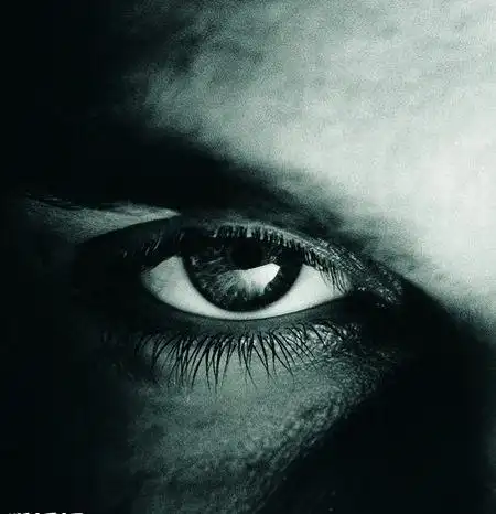 求一个头像,黑色背景,只有一只眼睛,冷酷的眼神那种.