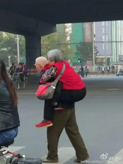 你安心睡,我就在你身边!今天这张图感动很多人