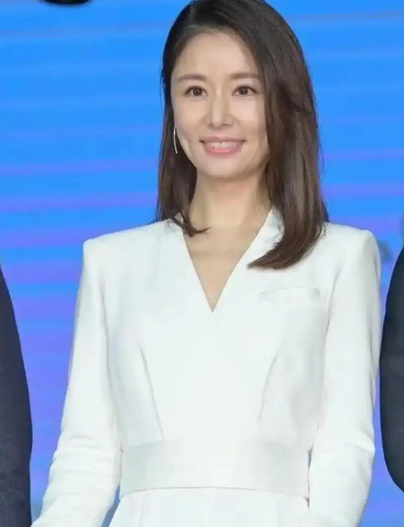 林心如藏不住的老态!一袭白衣出镜身段很窈窕,可脸上却皱纹横生.