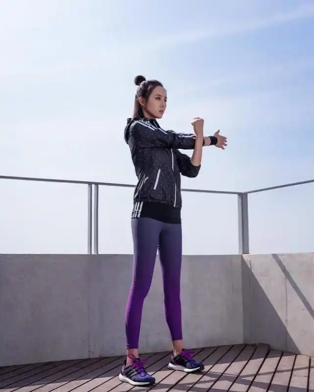 将张钧甯的好身材完美的展现,并且展现自己紧致的身材而张钧甯健身后