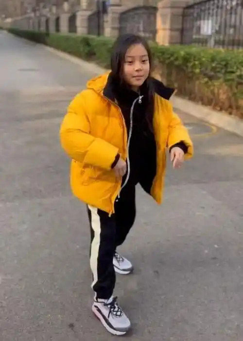 9岁甜馨前去打疫苗接种前害怕攥紧妈妈的手打完随即展露笑容