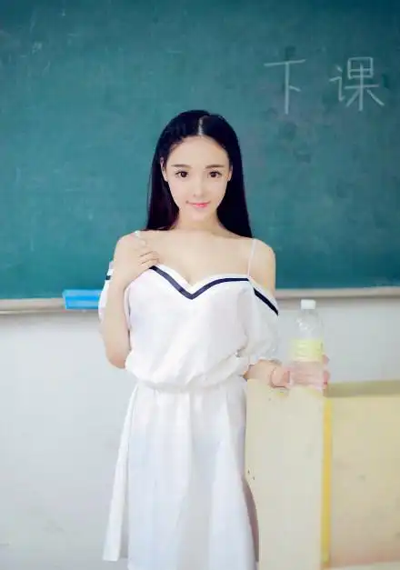在这组写真中,芯儿身穿白色校服示人,傲人的双峰在涓涓清水的冲刷下