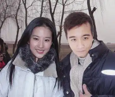 有没有ps大神来帮我做成和明星的合照?