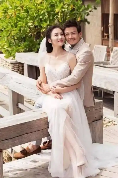 杨烁十年隐婚妻子竟是她清纯美貌不减时尚装扮似少女艳福不浅
