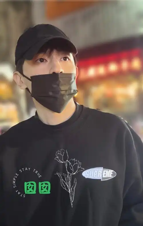 邓伦#  纯偶遇  慌乱中竟关了手机还抖抖索索地怎么也打不开  (怂人