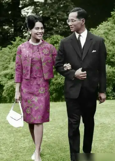 泰国拉玛九世珍贵全家福,华裔王太后精神矍铄,洋人驸马也在!