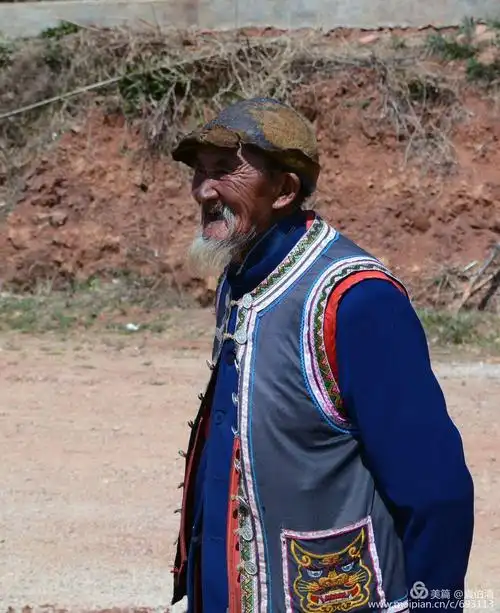 老人头上戴的帽子没能看仔细.有说是毡的,也有说皮的.