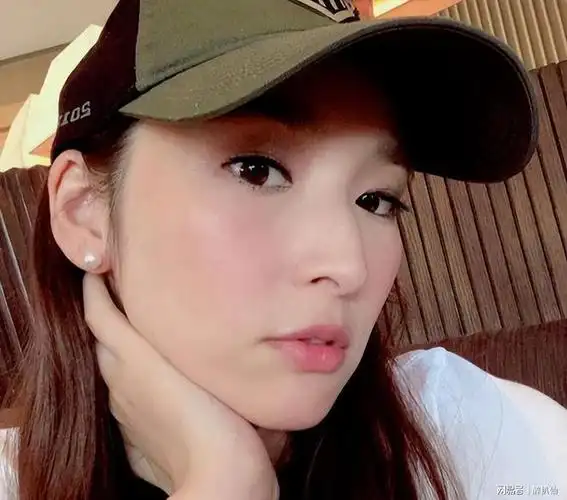 她的身材是天生的比例好,吴佩慈不是天生的性感女神,小时候的她走的是