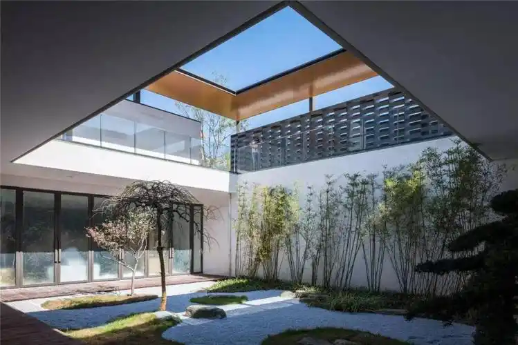 中庭～中庭已成为现代公共建筑的重要空间形式作为建筑内外空间的自然