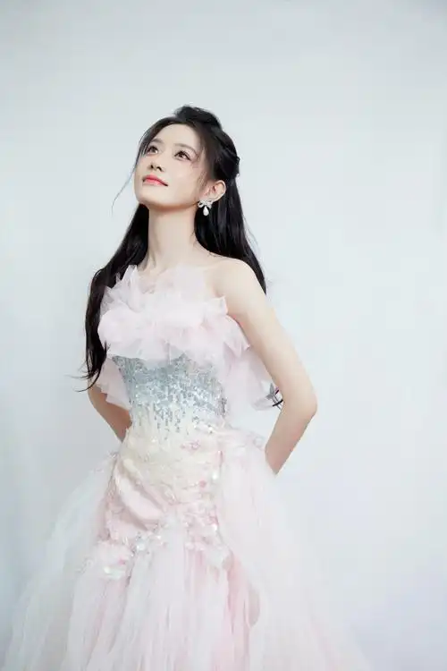 陈意涵星光心动舞台##陈意涵粉色星河礼服