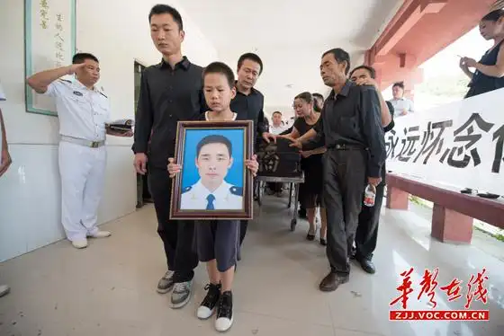 8月30日,梅雄烈士遗体告别仪式在张家界市殡仪馆举行.