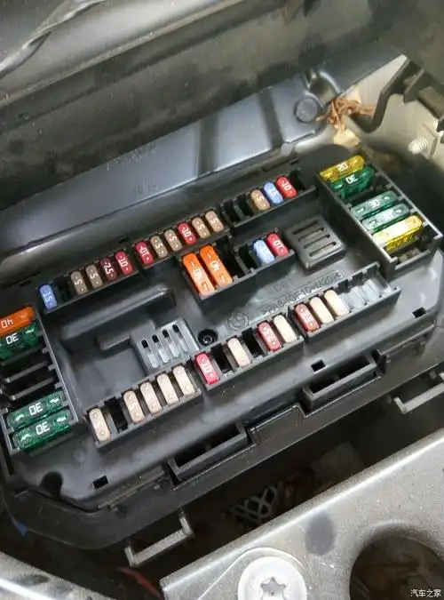 7546 | 回复: 27 宝马3系论坛 请教论坛大神 新3系点烟器 保险丝在哪?