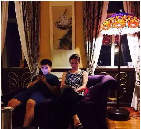 发文称:"在家里和他在一起的时候,我可贤惠了…"照片中,金星一袭红裙