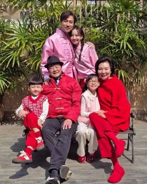 狄龙与妻子陶敏明,儿子谭俊彦,儿媳任祉妍及一对孙儿于花园中合照.