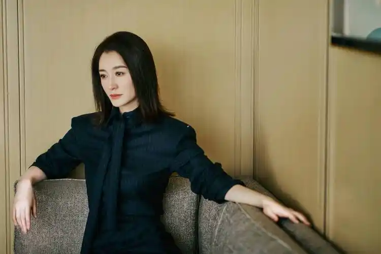 绽放出百种魅力,简单,平和,大胆,坚定……当天演员李小冉身穿sportmax