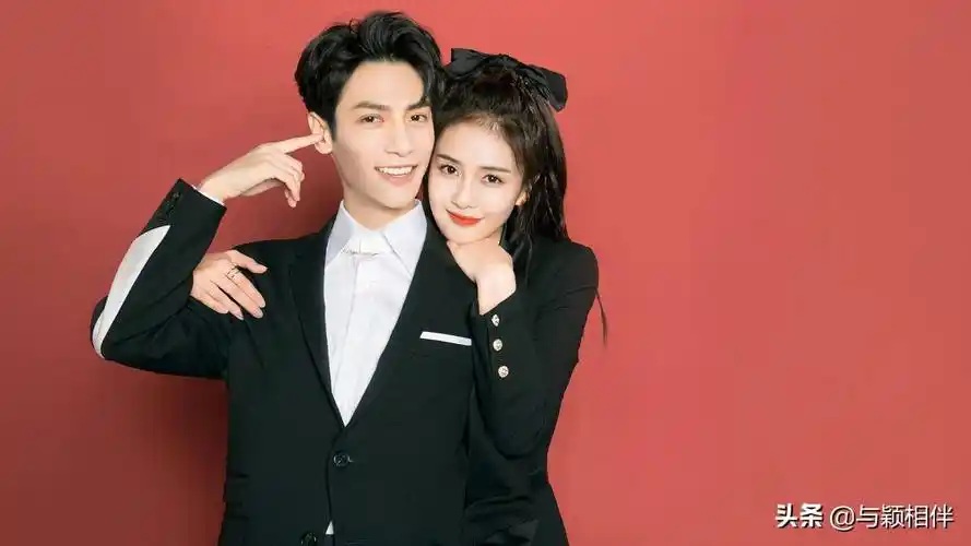 白鹿,罗云熙剧外撒糖超甜蜜,黑色情侣装红色背景墙,原地结婚吧_袁帅