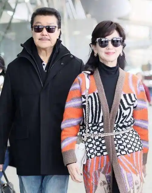 原创65岁赵雅芝穿彩色长衫优雅甜笑与老公黄锦燊同架黑超默契十足