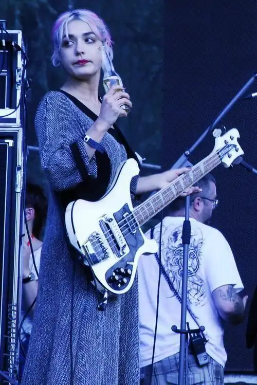 这个图片上的女贝斯手是谁