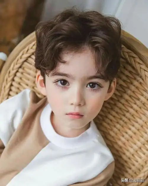 小男孩发型(最帅气的小男孩发型来了,一共有三种,雕刻发型小寸头和