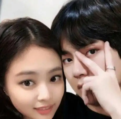 近日,韩国媒体yg娱乐公司正在调查韩国女歌手jennie和金泰亨照片散布