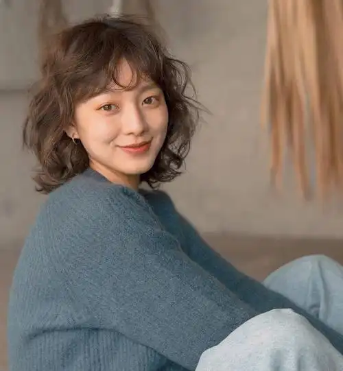 女孩子都喜欢卷度和纹理感慵懒又甜美的发型~~时尚简约又大方显气质