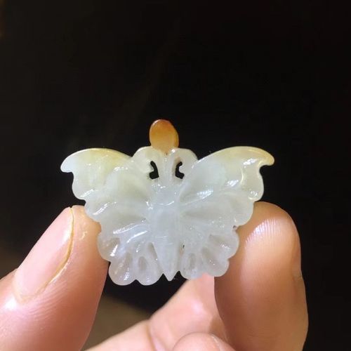 新疆和田玉金皮沁籽料羊脂白玉蝴蝶吊坠女福叠连连挂件玉坠颈饰