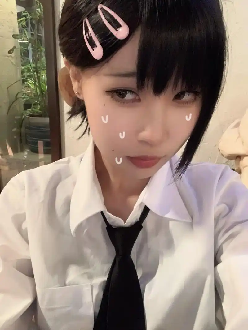 电锯人 #cos #东山小红 #腼腆害羞内向社恐文静小女生 - 抖音