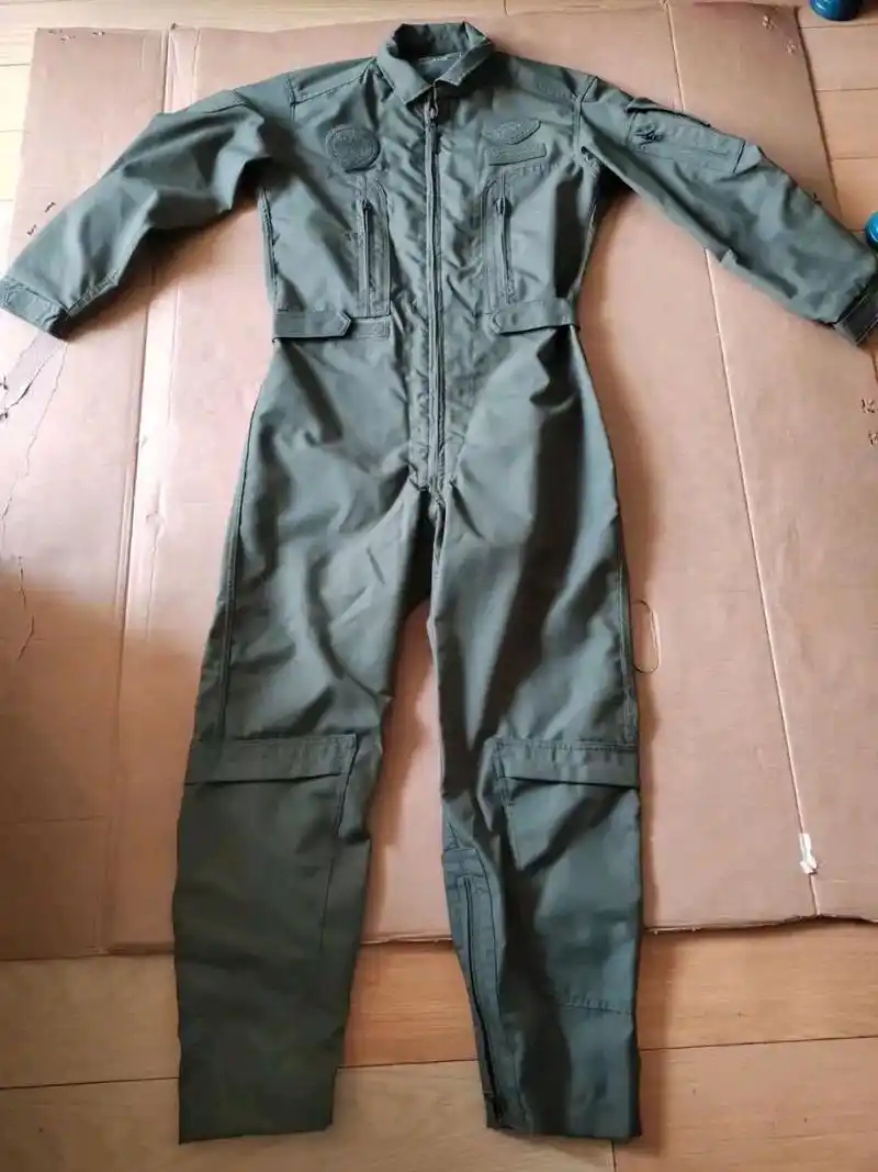 空军最新式飞行服,看看怎么样,一体式,各个部位都有收紧固定,看着就
