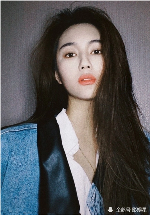 《悬崖之上》里小孟一角的演员由张艺谋钦定,故而我们已经能够将飞凡