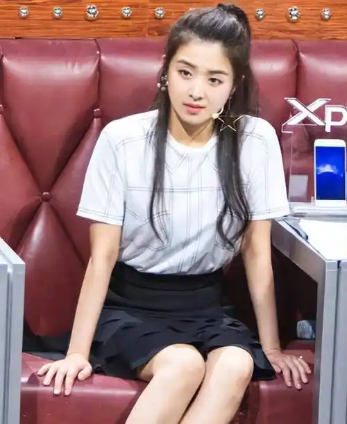 当红女神张含韵近照曝光,胖到认不出,待遇不如王菊受_变化_形象_网友