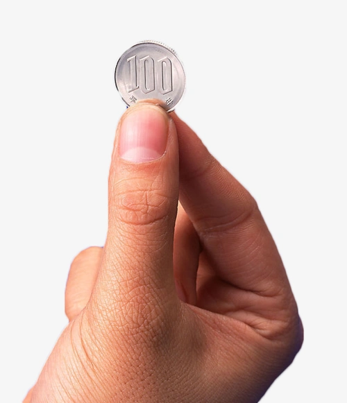 真人手拿硬币插图